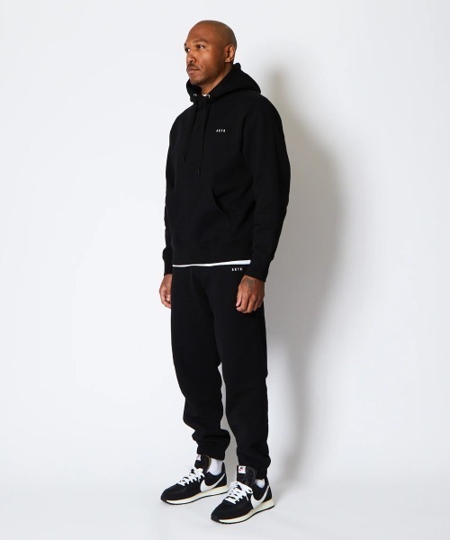 AKTR（アクター）の「AKTR 1-PT LOGO SWEAT PULLOVER HOODIE（アクター ワンポイント ロゴ スウェット プルオーバー フーディ）（パーカー・メンズ・ベージュ系/ブラック系・MEDIUM/LARGE/XX-LARGE/X-LARGE）」の5枚目の写真