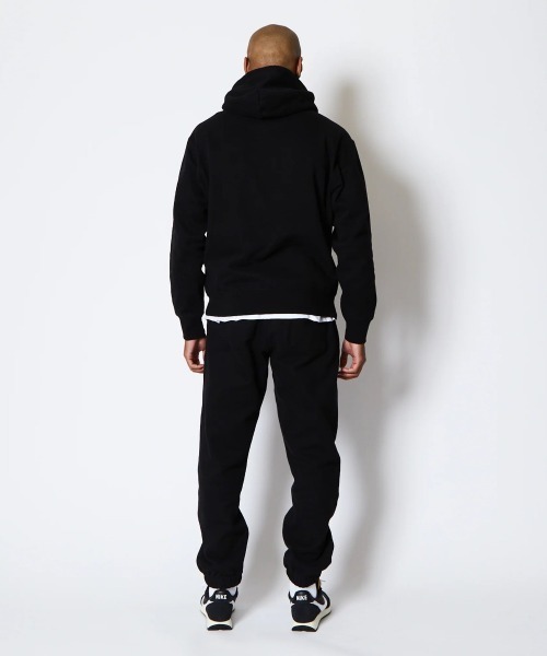 AKTR（アクター）の「AKTR 1-PT LOGO SWEAT PULLOVER HOODIE（アクター ワンポイント ロゴ スウェット プルオーバー フーディ）（パーカー・メンズ・ベージュ系/ブラック系・MEDIUM/LARGE/XX-LARGE/X-LARGE）」の6枚目の写真