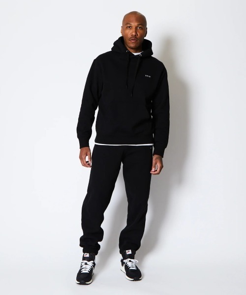 AKTR（アクター）の「AKTR 1-PT LOGO SWEAT PULLOVER HOODIE（アクター ワンポイント ロゴ スウェット プルオーバー フーディ）（パーカー・メンズ・ベージュ系/ブラック系・MEDIUM/LARGE/XX-LARGE/X-LARGE）」の7枚目の写真