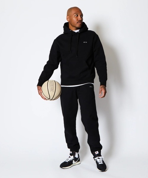 AKTR（アクター）の「AKTR 1-PT LOGO SWEAT PULLOVER HOODIE（アクター ワンポイント ロゴ スウェット プルオーバー フーディ）（パーカー・メンズ・ベージュ系/ブラック系・MEDIUM/LARGE/XX-LARGE/X-LARGE）」の8枚目の写真