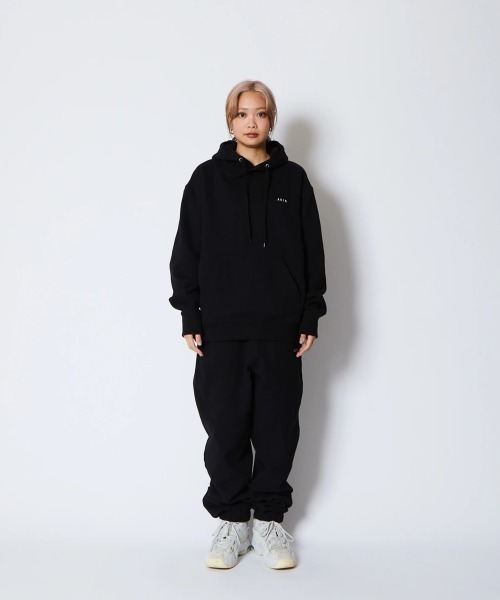 AKTR（アクター）の「AKTR 1-PT LOGO SWEAT PULLOVER HOODIE（アクター ワンポイント ロゴ スウェット プルオーバー フーディ）（パーカー・メンズ・ベージュ系/ブラック系・MEDIUM/LARGE/XX-LARGE/X-LARGE）」の9枚目の写真