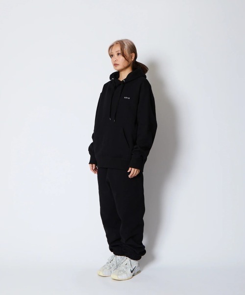 AKTR（アクター）の「AKTR 1-PT LOGO SWEAT PULLOVER HOODIE（アクター ワンポイント ロゴ スウェット プルオーバー フーディ）（パーカー・メンズ・ベージュ系/ブラック系・MEDIUM/LARGE/XX-LARGE/X-LARGE）」の10枚目の写真