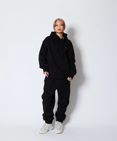 AKTR（アクター）の「AKTR 1-PT LOGO SWEAT PULLOVER HOODIE（アクター ワンポイント ロゴ スウェット プルオーバー フーディ）（パーカー・メンズ・ベージュ系/ブラック系・MEDIUM/LARGE/XX-LARGE/X-LARGE）」の12枚目の写真
