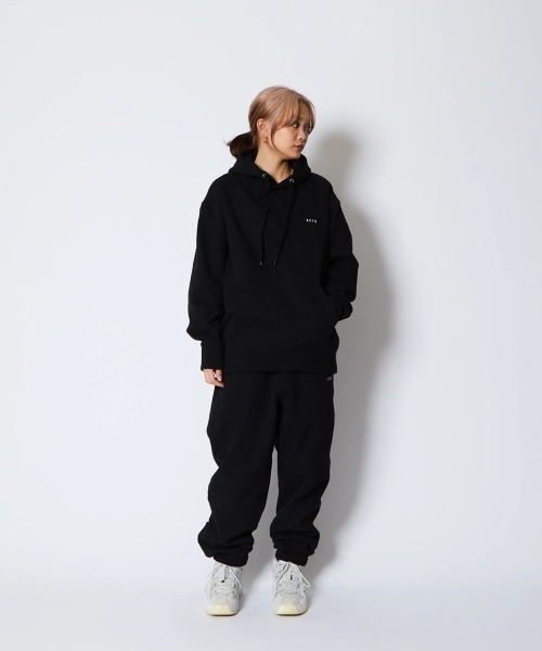 AKTR（アクター）の「AKTR 1-PT LOGO SWEAT PULLOVER HOODIE（アクター ワンポイント ロゴ スウェット プルオーバー フーディ）（パーカー・メンズ・ベージュ系/ブラック系・MEDIUM/LARGE/XX-LARGE/X-LARGE）」の13枚目の写真