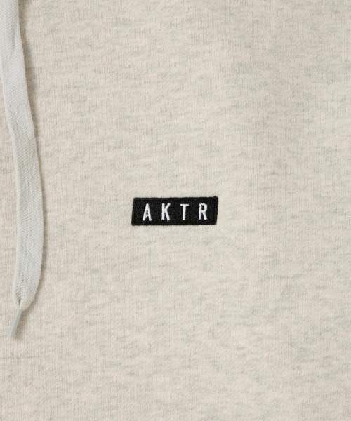 AKTR（アクター）の「AKTR 1-PT LOGO SWEAT PULLOVER HOODIE（アクター ワンポイント ロゴ スウェット プルオーバー フーディ）（パーカー・メンズ・ベージュ系/ブラック系・MEDIUM/LARGE/XX-LARGE/X-LARGE）」の15枚目の写真