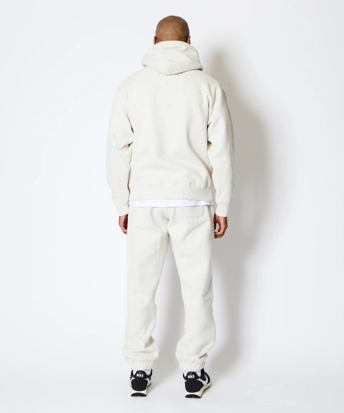 AKTR（アクター）の「AKTR 1-PT LOGO SWEAT PULLOVER HOODIE（アクター ワンポイント ロゴ スウェット プルオーバー フーディ）（パーカー・メンズ・ベージュ系/ブラック系・MEDIUM/LARGE/XX-LARGE/X-LARGE）」の17枚目の写真