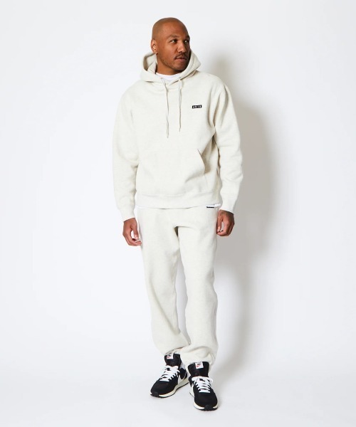 AKTR（アクター）の「AKTR 1-PT LOGO SWEAT PULLOVER HOODIE（アクター ワンポイント ロゴ スウェット プルオーバー フーディ）（パーカー・メンズ・ベージュ系/ブラック系・MEDIUM/LARGE/XX-LARGE/X-LARGE）」の18枚目の写真