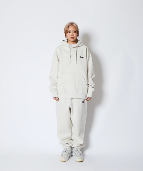AKTR（アクター）の「AKTR 1-PT LOGO SWEAT PULLOVER HOODIE（アクター ワンポイント ロゴ スウェット プルオーバー フーディ）（パーカー・メンズ・ベージュ系/ブラック系・MEDIUM/LARGE/XX-LARGE/X-LARGE）」の19枚目の写真