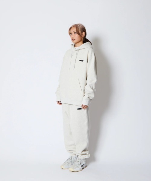 AKTR（アクター）の「AKTR 1-PT LOGO SWEAT PULLOVER HOODIE（アクター ワンポイント ロゴ スウェット プルオーバー フーディ）（パーカー・メンズ・ベージュ系/ブラック系・MEDIUM/LARGE/XX-LARGE/X-LARGE）」の20枚目の写真