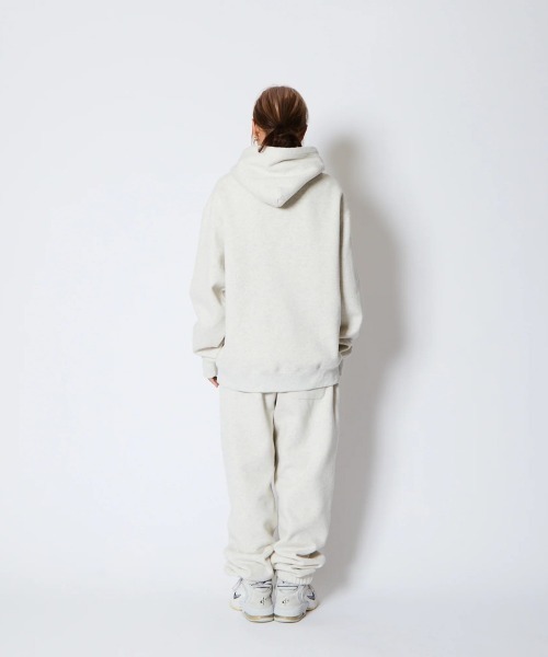 AKTR（アクター）の「AKTR 1-PT LOGO SWEAT PULLOVER HOODIE（アクター ワンポイント ロゴ スウェット プルオーバー フーディ）（パーカー・メンズ・ベージュ系/ブラック系・MEDIUM/LARGE/XX-LARGE/X-LARGE）」の21枚目の写真
