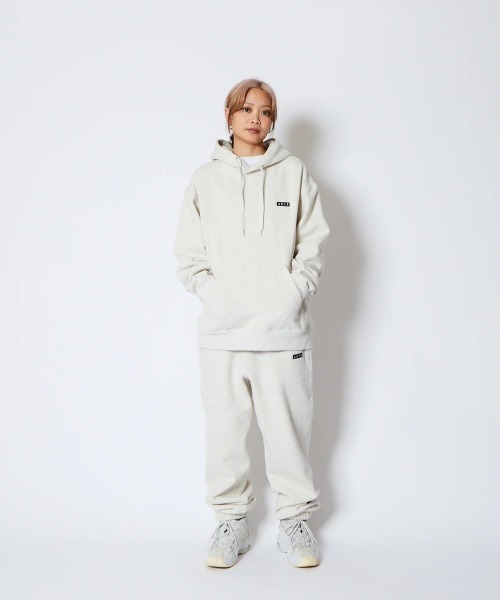 AKTR（アクター）の「AKTR 1-PT LOGO SWEAT PULLOVER HOODIE（アクター ワンポイント ロゴ スウェット プルオーバー フーディ）（パーカー・メンズ・ベージュ系/ブラック系・MEDIUM/LARGE/XX-LARGE/X-LARGE）」の22枚目の写真