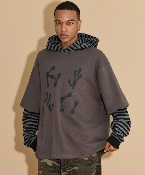 HOODHOOD(フッドフッド)の「エイリアンハンズレイヤードストライプフードチャコール(パーカー・レディース・その他・1/2)」の2枚目の写真