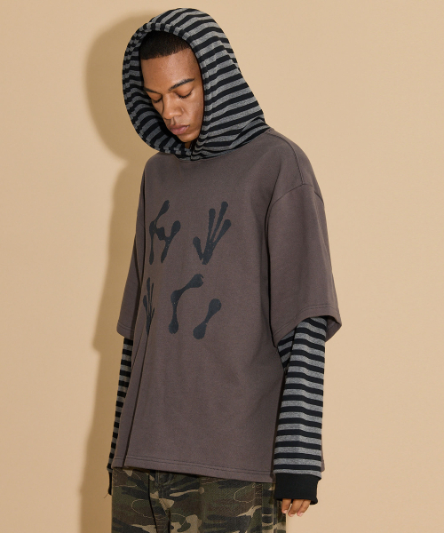 HOODHOOD(フッドフッド)の「エイリアンハンズレイヤードストライプフードチャコール(パーカー・レディース・その他・1/2)」の3枚目の写真