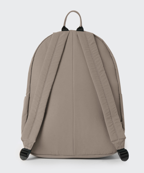 MUSINSA STANDARD（ムシンサスタンダード）の「クリンクルラウンドポケットバックパック[グレーシベージュ]（バックパック/リュック・メンズ・その他・FREE）」の4枚目の写真