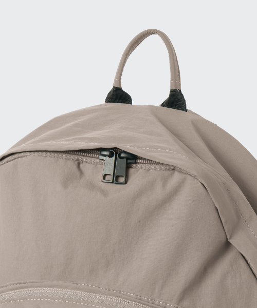 MUSINSA STANDARD（ムシンサスタンダード）の「クリンクルラウンドポケットバックパック[グレーシベージュ]（バックパック/リュック・メンズ・その他・FREE）」の5枚目の写真