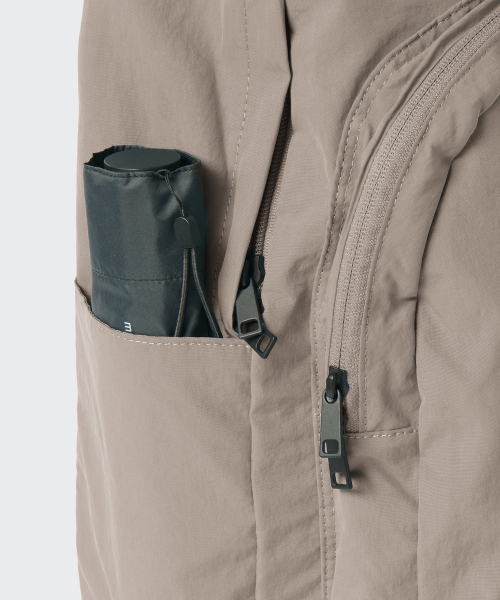 MUSINSA STANDARD（ムシンサスタンダード）の「クリンクルラウンドポケットバックパック[グレーシベージュ]（バックパック/リュック・メンズ・その他・FREE）」の6枚目の写真