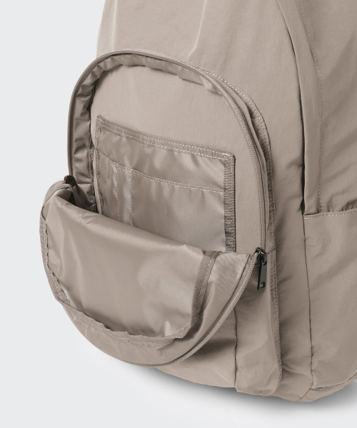MUSINSA STANDARD（ムシンサスタンダード）の「クリンクルラウンドポケットバックパック[グレーシベージュ]（バックパック/リュック・メンズ・その他・FREE）」の7枚目の写真
