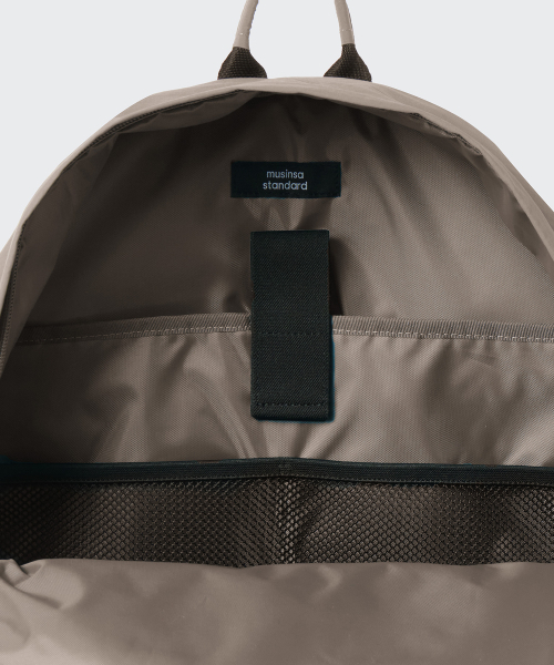 MUSINSA STANDARD（ムシンサスタンダード）の「クリンクルラウンドポケットバックパック[グレーシベージュ]（バックパック/リュック・メンズ・その他・FREE）」の8枚目の写真