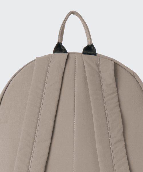 MUSINSA STANDARD（ムシンサスタンダード）の「クリンクルラウンドポケットバックパック[グレーシベージュ]（バックパック/リュック・メンズ・その他・FREE）」の9枚目の写真