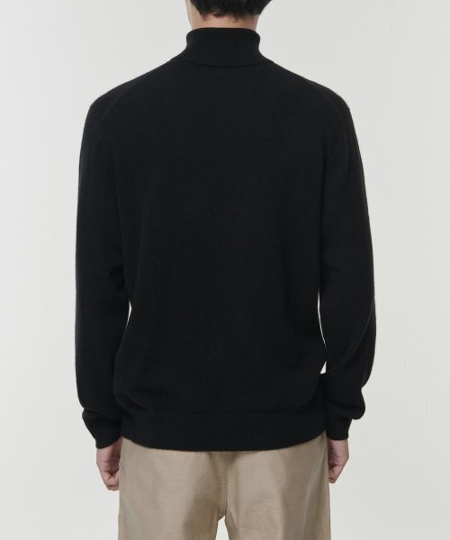 MUSINSA STANDARD（ムシンサスタンダード）の「[プレミアム] カシミヤ100 タートルネックニット [ブラック]（ニット/セーター・メンズ・その他・SMALL/MEDIUM/LARGE/X-LARGE/XX-LARGE）」の2枚目の写真