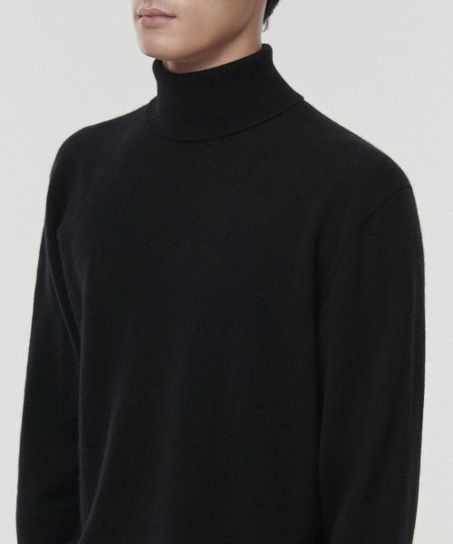 MUSINSA STANDARD（ムシンサスタンダード）の「[プレミアム] カシミヤ100 タートルネックニット [ブラック]（ニット/セーター・メンズ・その他・SMALL/MEDIUM/LARGE/X-LARGE/XX-LARGE）」の3枚目の写真