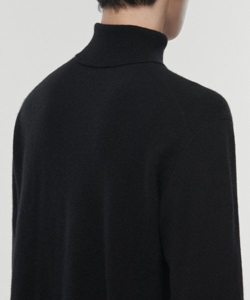MUSINSA STANDARD（ムシンサスタンダード）の「[プレミアム] カシミヤ100 タートルネックニット [ブラック]（ニット/セーター・メンズ・その他・SMALL/MEDIUM/LARGE/X-LARGE/XX-LARGE）」の4枚目の写真