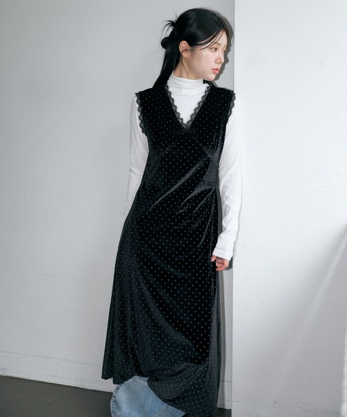 UNE MANSION（ユヌマンション）の「【選べる3種類のベルベットパターン生地】リボン×レーストリミングデザインベルベットロングワンピース（ワンピース・レディース・ブラック系その他/ブラック/ブラック系その他2・FREE）」の2枚目の写真