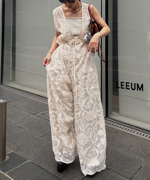 Ameri（アメリ）の「2WAY SILHOUETTE V NECK ROMPERS（つなぎ/オールインワン・レディース・アイボリー/ブラック/ブルー・X-SMALL/SMALL/MEDIUM）」の2枚目の写真