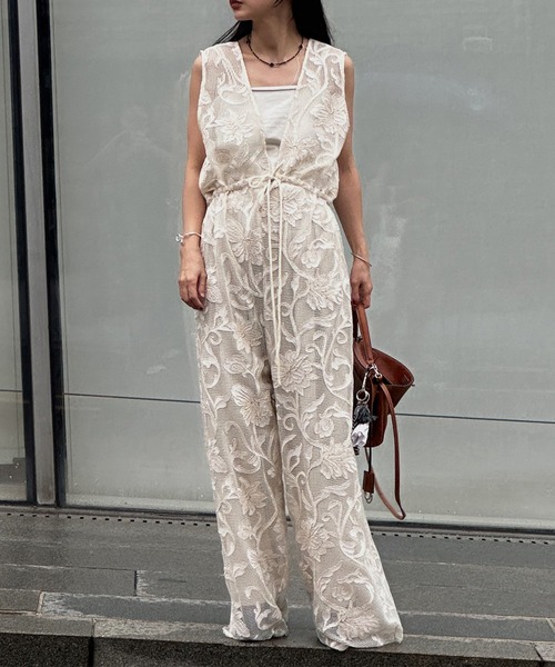 Ameri（アメリ）の「2WAY SILHOUETTE V NECK ROMPERS（つなぎ/オールインワン・レディース・アイボリー/ブラック/ブルー・X-SMALL/SMALL/MEDIUM）」の4枚目の写真