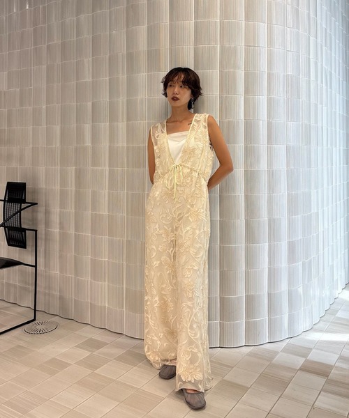 Ameri（アメリ）の「2WAY SILHOUETTE V NECK ROMPERS（つなぎ/オールインワン・レディース・アイボリー/ブラック/ブルー・X-SMALL/SMALL/MEDIUM）」の7枚目の写真