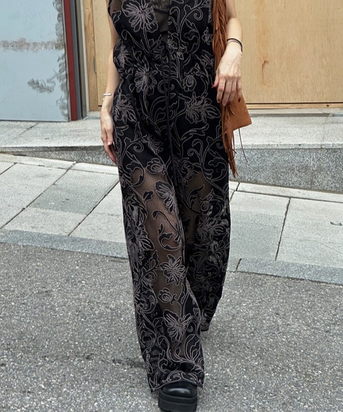 Ameri（アメリ）の「2WAY SILHOUETTE V NECK ROMPERS（つなぎ/オールインワン・レディース・アイボリー/ブラック/ブルー・X-SMALL/SMALL/MEDIUM）」の10枚目の写真