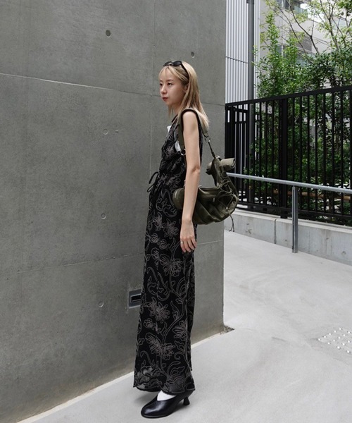 Ameri（アメリ）の「2WAY SILHOUETTE V NECK ROMPERS（つなぎ/オールインワン・レディース・アイボリー/ブラック/ブルー・X-SMALL/SMALL/MEDIUM）」の16枚目の写真