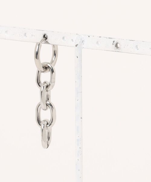 MONOCHROME(モノクローム)の「【MONOCHROME】 Long Chain Silver Hoop Earrings / ロングチェーンシルバーフープピアス / ユニセックス(ピアス(片耳用)・メンズ・シルバー・FREE)」の2枚目の写真
