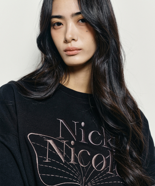 NICK&NICOLE(ニックアンドニコール)の「VOLUME BUTTERFLY SIGNATURE SWEATSHIRT_BLACK CHARCOAL(スウェット・レディース・その他・FREE)」の3枚目の写真