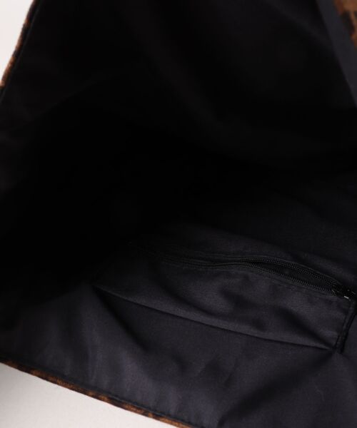TONE SELECT GOODS(トーンセレクトグッズ)の「【resonance】レオパード/ヒョウ柄 マイクロスエード シックカラー ワンハンドル ショルダーバッグ【A4サイズ収納可能】(ショルダーバッグ・レディース・ブラウン系/グレー系・FREE)」の10枚目の写真