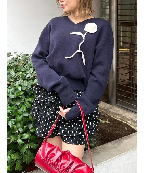 CALNAMUR（カルナムール）の「オーガンコサージュVネックニット（ニット/セーター・レディース・グレー/ホワイト/ネイビー/ライトイエロー・FREE）」の6枚目の写真