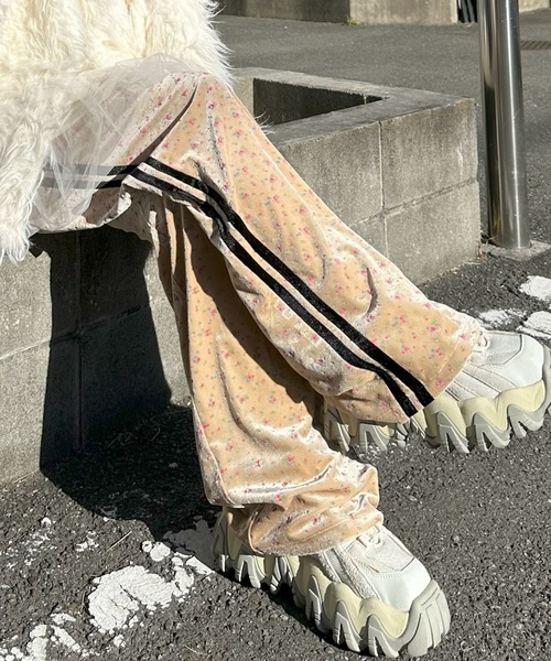 Alley Tokyo（アリートーキョー）の「花柄ベロアライン入りイージーパンツ（その他パンツ・レディース・サックスブルー/ベージュ・FREE）」の2枚目の写真