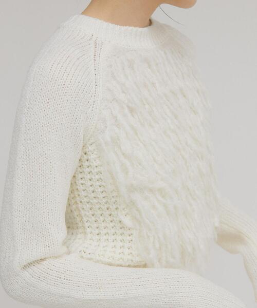 KBF（ケイビーエフ）の「コンパクトフリンジニット（ニット/セーター・レディース・オフホワイト/チャコールグレー・ONE）」の2枚目の写真