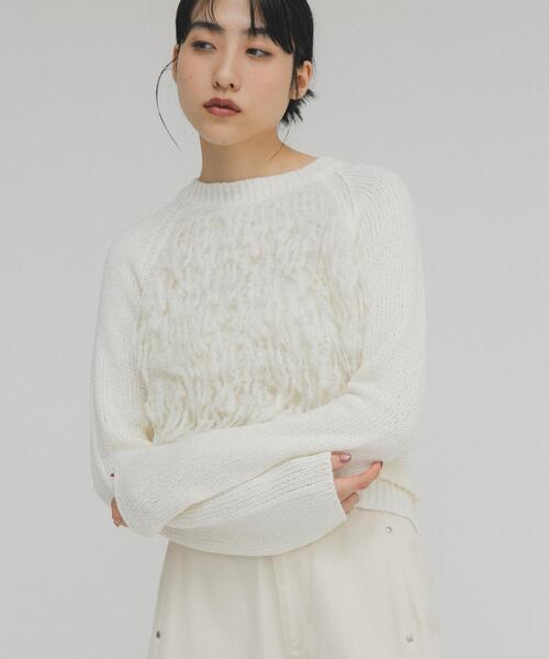 KBF（ケイビーエフ）の「コンパクトフリンジニット（ニット/セーター・レディース・オフホワイト/チャコールグレー・ONE）」の4枚目の写真