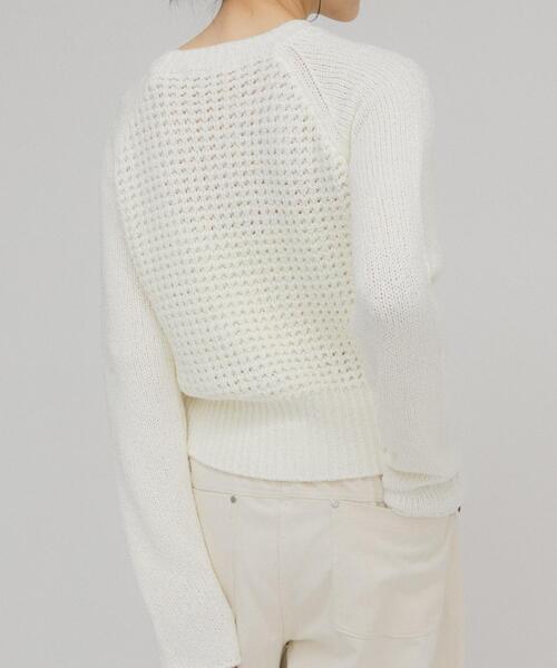 KBF（ケイビーエフ）の「コンパクトフリンジニット（ニット/セーター・レディース・オフホワイト/チャコールグレー・ONE）」の6枚目の写真