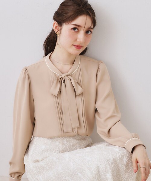 couture brooch（クチュールブローチ）の「【ハレの日・通勤】配色タックタイブラウス（シャツ/ブラウス・レディース・ベージュ系その他2/アイボリー系4/ネイビー系4・36/38/40/42）」の2枚目の写真