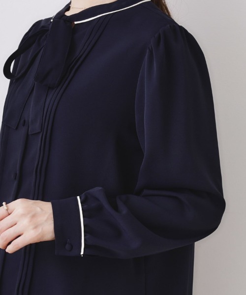 couture brooch（クチュールブローチ）の「【ハレの日・通勤】配色タックタイブラウス（シャツ/ブラウス・レディース・ベージュ系その他2/アイボリー系4/ネイビー系4・36/38/40/42）」の8枚目の写真