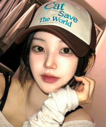 CATSAVETHEWORLD（キャットセーブザワールド）の「スローガンレタリングツートーン配色ボールキャップ（ブラウン）（キャップ）」
