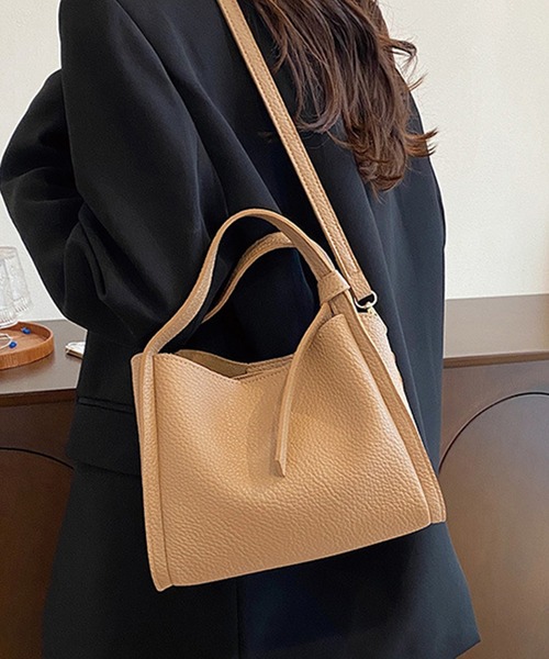 ADDITION STORE（アディションストア）の「【2WAY】BOXシルエット フェイクレザーショルダーバッグ / カウレザータッチフェイクレザーの質感が◎（ショルダーバッグ・レディース・オフホワイト/ブラック/カーキ/ベージュ・ONE SIZE）」の3枚目の写真