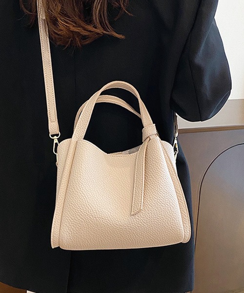 ADDITION STORE（アディションストア）の「【2WAY】BOXシルエット フェイクレザーショルダーバッグ / カウレザータッチフェイクレザーの質感が◎（ショルダーバッグ・レディース・オフホワイト/ブラック/カーキ/ベージュ・ONE SIZE）」の5枚目の写真