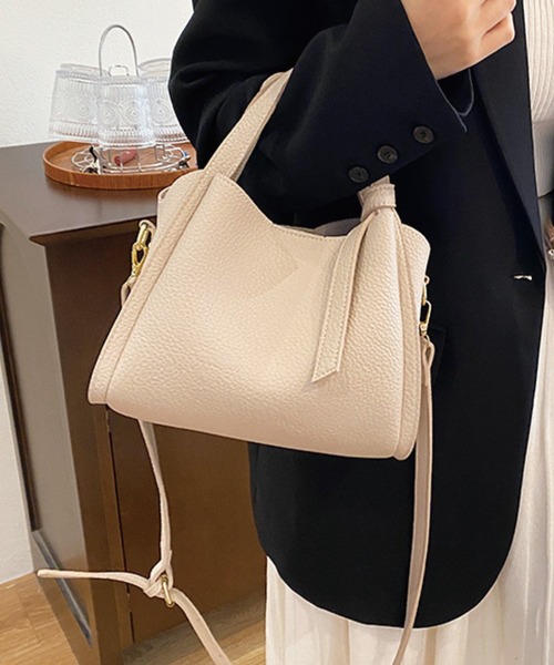 ADDITION STORE（アディションストア）の「【2WAY】BOXシルエット フェイクレザーショルダーバッグ / カウレザータッチフェイクレザーの質感が◎（ショルダーバッグ・レディース・オフホワイト/ブラック/カーキ/ベージュ・ONE SIZE）」の6枚目の写真