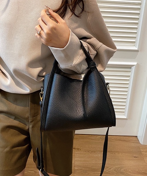 ADDITION STORE（アディションストア）の「【2WAY】BOXシルエット フェイクレザーショルダーバッグ / カウレザータッチフェイクレザーの質感が◎（ショルダーバッグ・レディース・オフホワイト/ブラック/カーキ/ベージュ・ONE SIZE）」の9枚目の写真