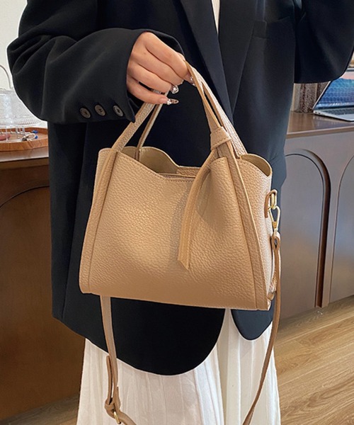ADDITION STORE（アディションストア）の「【2WAY】BOXシルエット フェイクレザーショルダーバッグ / カウレザータッチフェイクレザーの質感が◎（ショルダーバッグ・レディース・オフホワイト/ブラック/カーキ/ベージュ・ONE SIZE）」の13枚目の写真