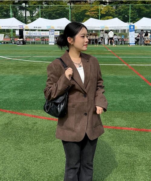 MUSINSA STANDARD WOMAN（ムシンサスタンダードウーマン）の「ウィメンズ シンセティックスエード オーバーサイズ ブレザー [ブラウン]（テーラードジャケット・レディース・その他・SMALL/MEDIUM/LARGE/X-SMALL）」の8枚目の写真