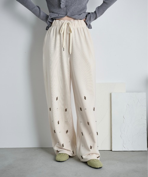 THE YOn（ザヨン）の「ビジューデザインスウェットイージーパンツ（スウェットパンツ・レディース・アイボリー/サックスブルー/グレー・FREE）」の12枚目の写真